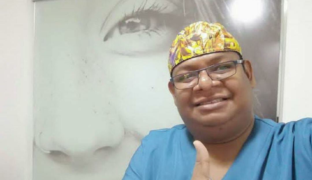 Se trata de José Elías Flórez Ariza, quien es odontólogo endodoncista y tiene 39 años