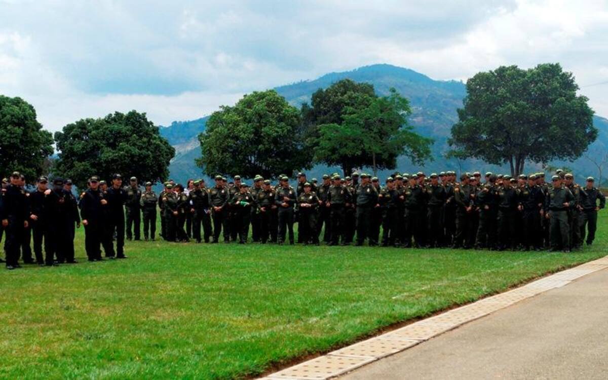 Durante el evento, integrantes de la Policía, el Esmad y el Ejército recibieron con emoción a Juanes, le prepararon una presentación musical con vallenato y otra con un Michael Jackson del batallón "Coronel Francisco José de Caldas".