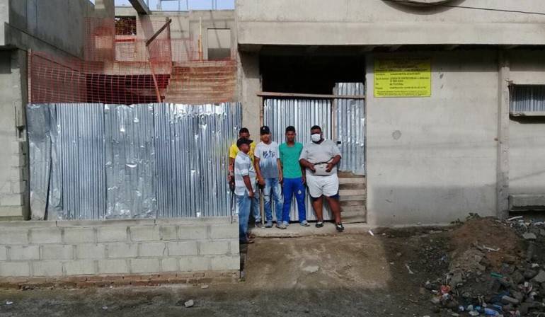 Se encadenaron para exigir pago de facturas. 