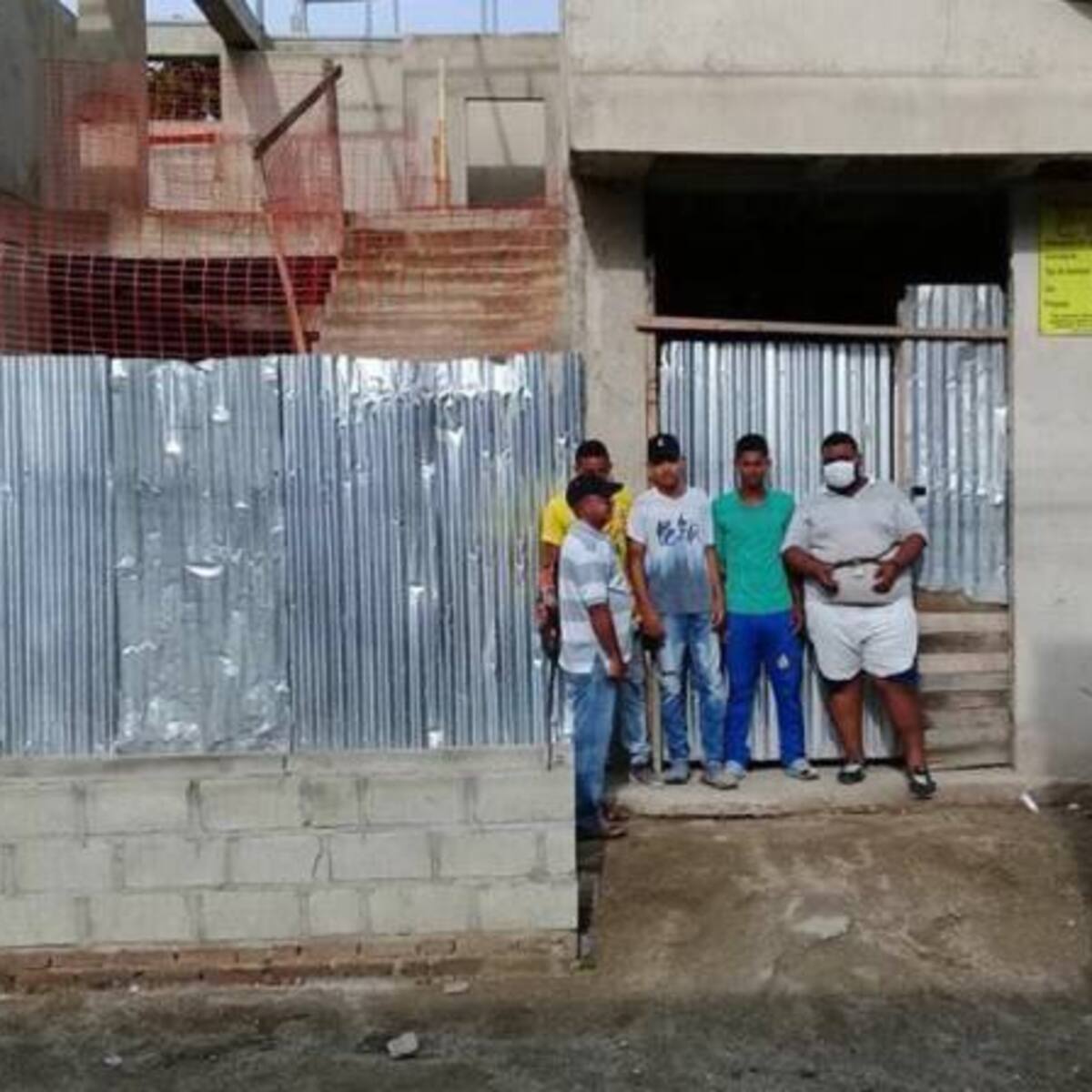 Proveedores se encadenan para exigir pago de facturas en construcción de puesto de salud