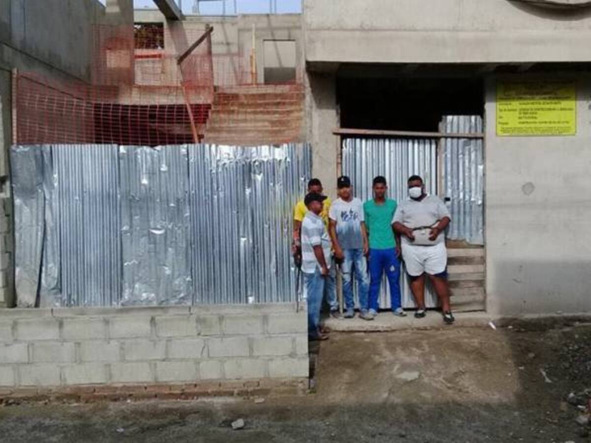 Proveedores se encadenan para exigir pago de facturas en construcción de puesto de salud