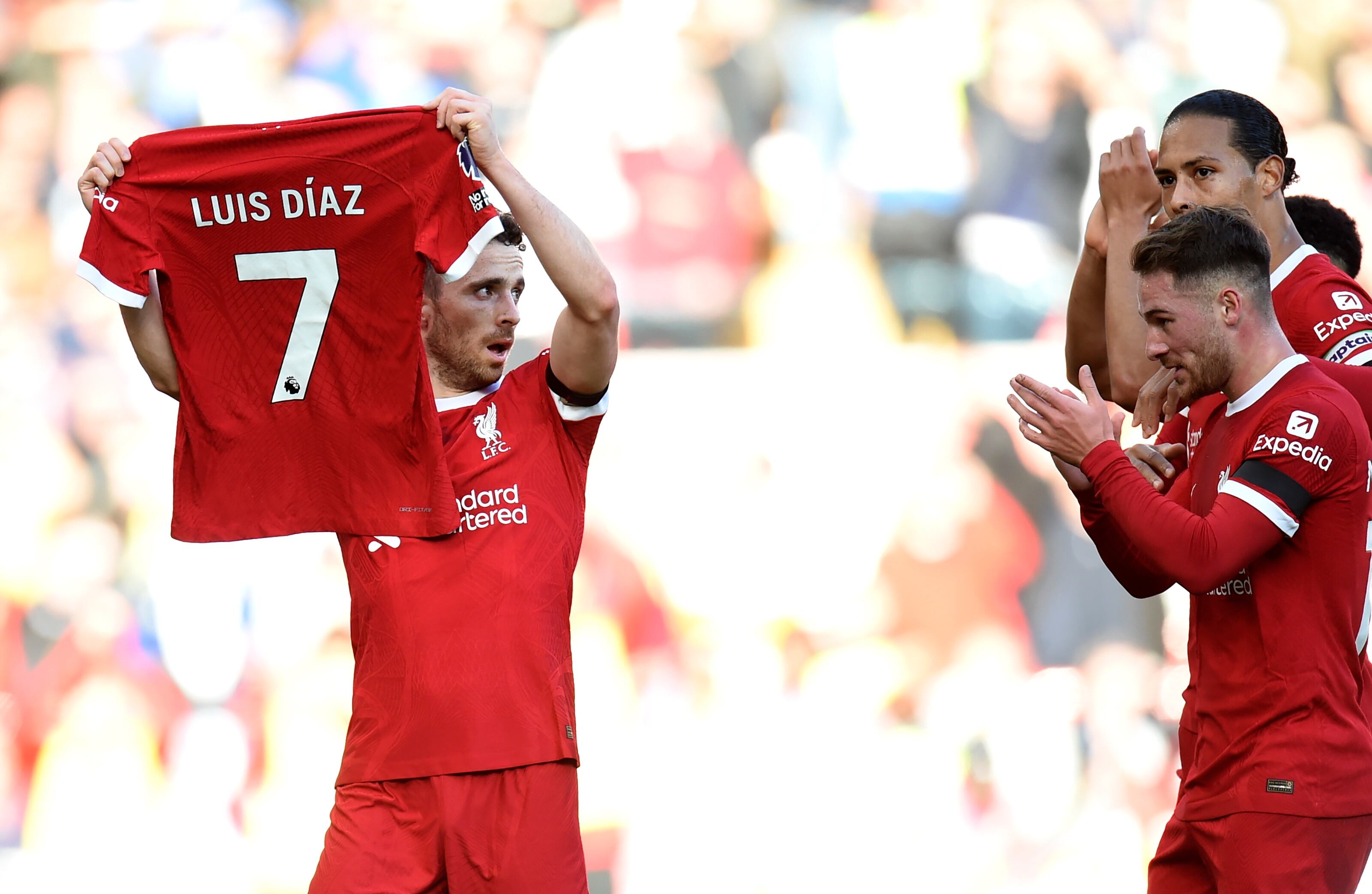 Liverpool (United Kingdom), 29/10/2023.- Diogo Jota (L) of Liverpool celebrates after scoring the 1-0 lead holding the jersey of teammate Luis Diaz during the English Premier League match between Liverpool and Nottingham Forest in Liverpool, Britain, 29 October 2023. (Reino Unido) EFE/EPA/PETER POWELL No use with unauthorized audio, video, data, fixture lists, club/league logos, 'live' services' or as NFTs. Online in-match use limited to 120 images, no video emulation. No use in betting, games or single club/league/player publications.