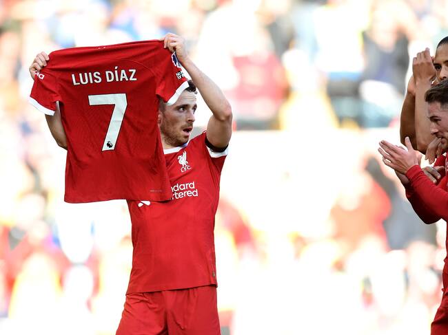 Liverpool (United Kingdom), 29/10/2023.- Diogo Jota (L) of Liverpool celebrates after scoring the 1-0 lead holding the jersey of teammate Luis Diaz during the English Premier League match between Liverpool and Nottingham Forest in Liverpool, Britain, 29 October 2023. (Reino Unido) EFE/EPA/PETER POWELL No use with unauthorized audio, video, data, fixture lists, club/league logos, 'live' services' or as NFTs. Online in-match use limited to 120 images, no video emulation. No use in betting, games or single club/league/player publications.
