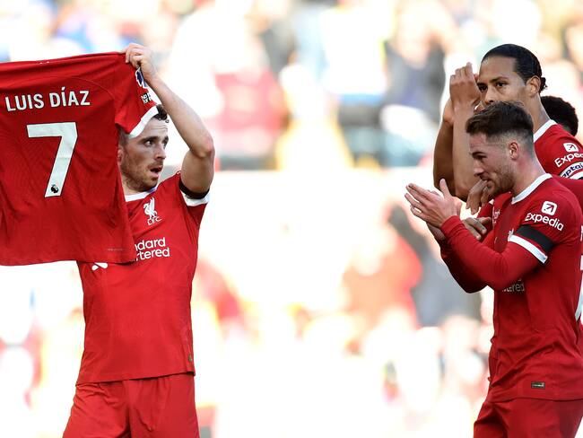 Liverpool (United Kingdom), 29/10/2023.- Diogo Jota (L) of Liverpool celebrates after scoring the 1-0 lead holding the jersey of teammate Luis Diaz during the English Premier League match between Liverpool and Nottingham Forest in Liverpool, Britain, 29 October 2023. (Reino Unido) EFE/EPA/PETER POWELL No use with unauthorized audio, video, data, fixture lists, club/league logos, 'live' services' or as NFTs. Online in-match use limited to 120 images, no video emulation. No use in betting, games or single club/league/player publications.