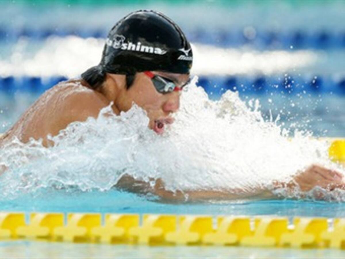 Nadador japonés impone nuevo récord mundial en 200 metros braza