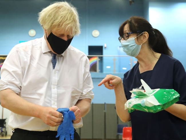 El primer ministro inglés, Boris Johnson, durante una visita a un centro de vacunación en Wales. 