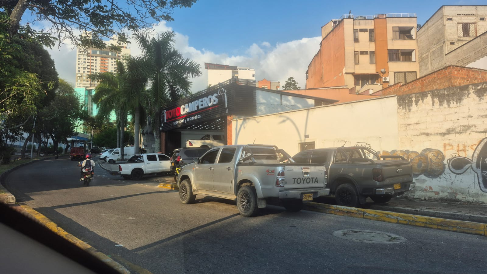 Sigue la invasión del espacio público y hasta las ciclorutas en Bucaramanga. Foto: Suministrada.