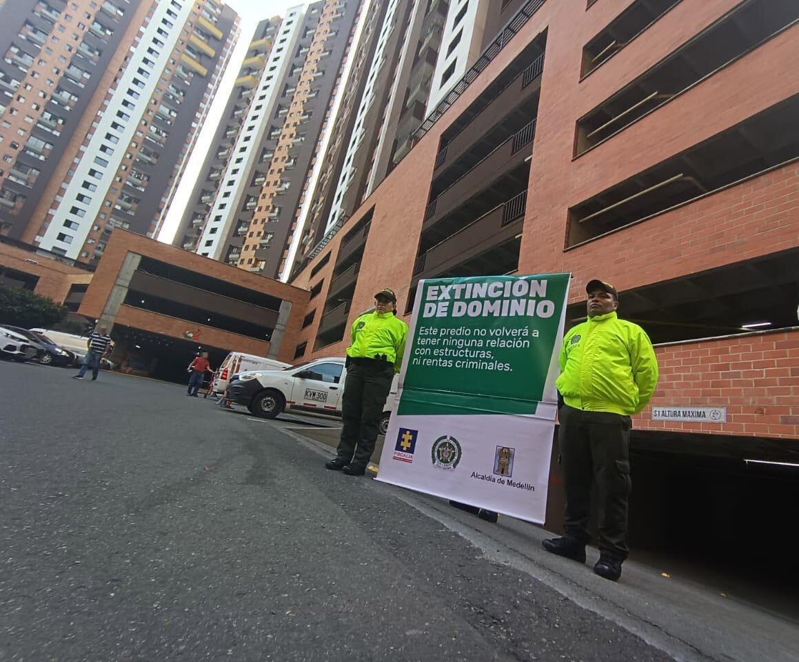 Los bienes utilizados para la fabricación, comercialización y distribución de licor adulterado pasaron a extinción de dominio. Foto: Alcaldía de Medellín.