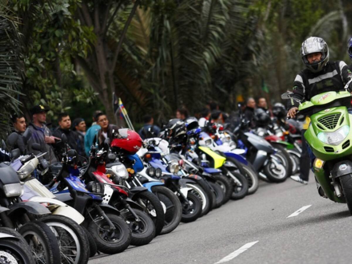 Alcaldía y CAF firman pacto para reducir accidentes de motociclistas en Bogotá