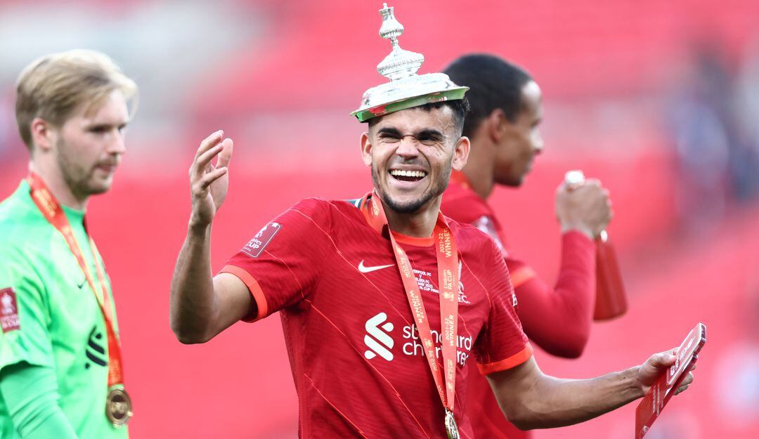 Luis Díaz celebra el título de la FA Cup tras superar en la final al Chelsea.