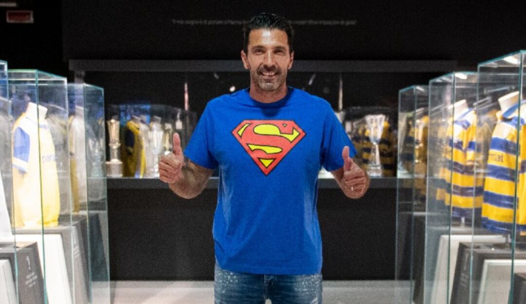 Buffon posa junto a las vitrinas del Parma.