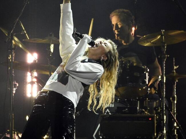 Miley Cyrus canta en un concierto en memoria del difunto rockero Chris Cornell