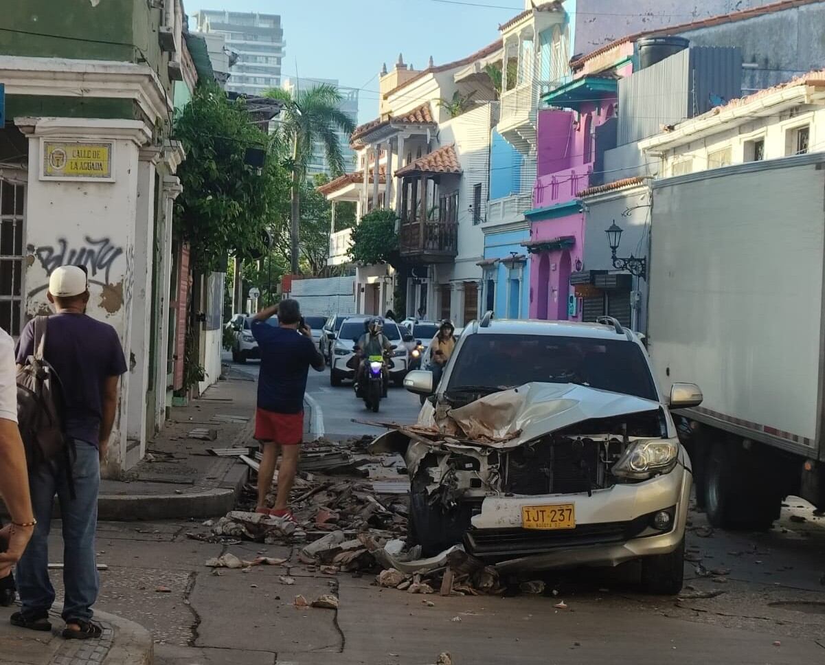 Balcón se desplomó sobre camioneta en la Calle Larga de Cartagena
