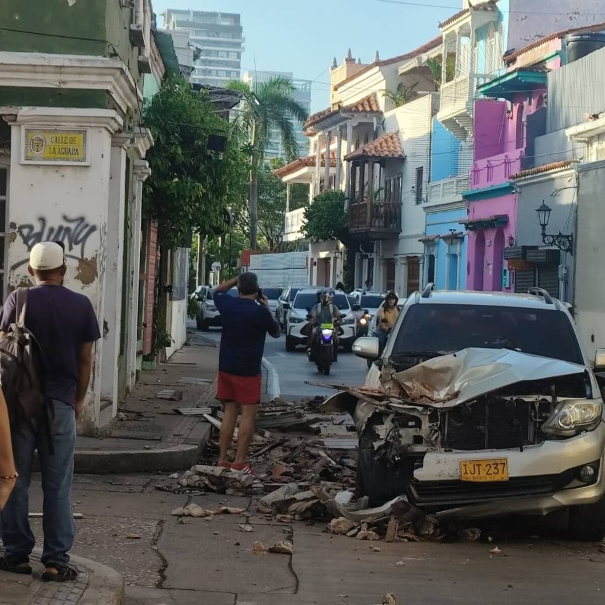 Balcón se desplomó sobre camioneta en la Calle Larga de Cartagena