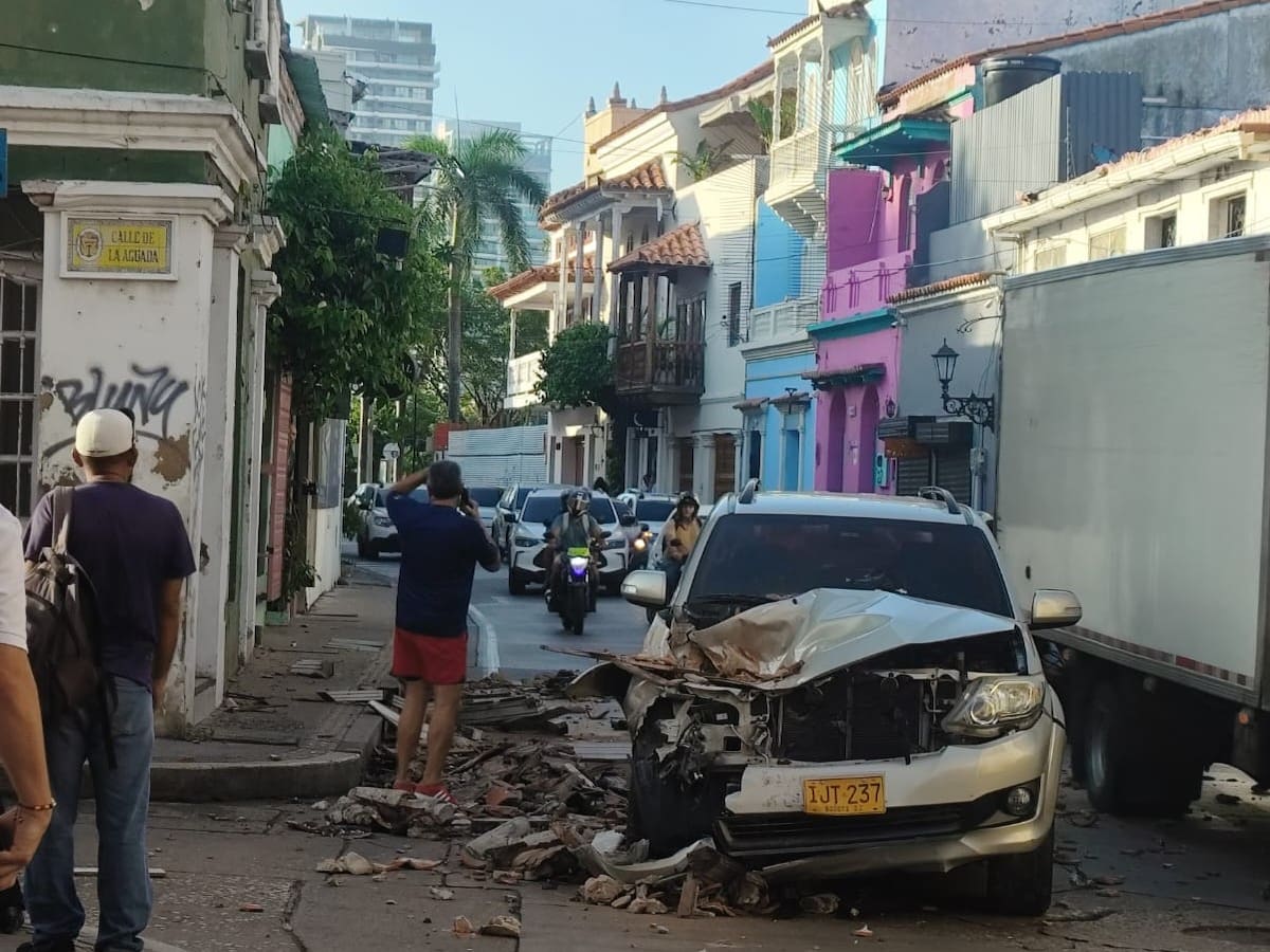 Balcón se desplomó sobre camioneta en la Calle Larga de Cartagena