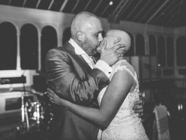 Mujer se rapa durante su boda para apoyar a su novio con cáncer