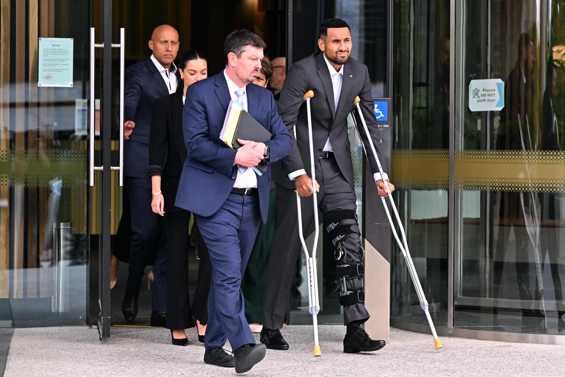 Nick Kyrgios tras presentarse ante el juzgado / EFE/MICK TSIKAS