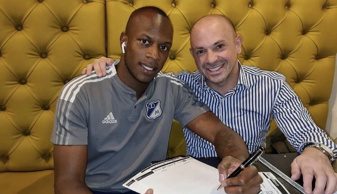 Andrés Murillo y su representante, Gianluca De Franco, firman su contrato.