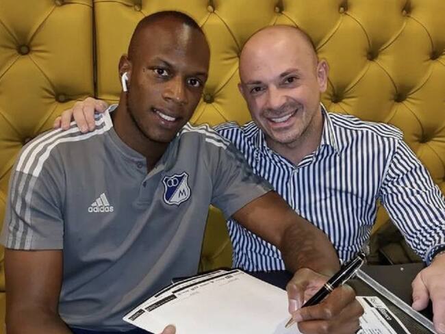 Andrés Murillo y su representante, Gianluca De Franco, firman su contrato.