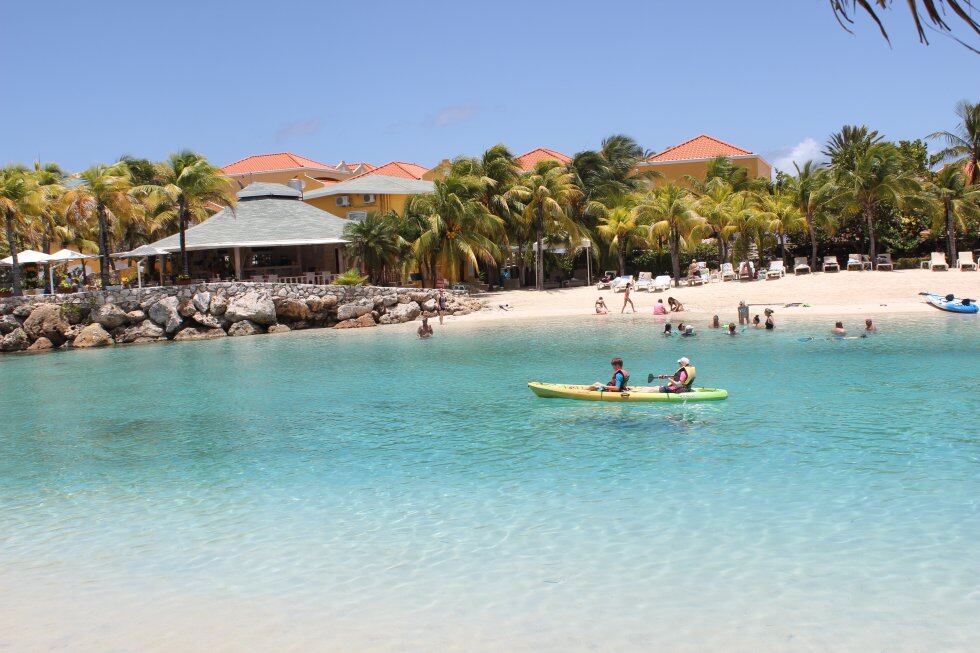 La mayoría de las playas de Mambo Beach tienen servicios complementarios para que los turistas disfruten del sol y el agua durante todo el día.