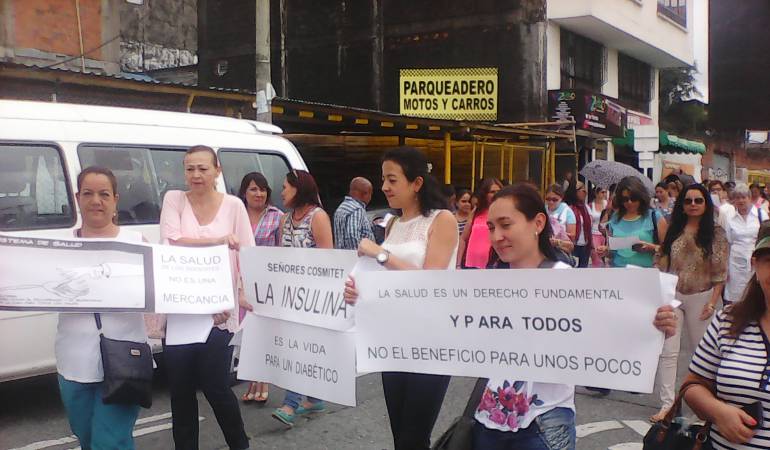 Multitudinaria fue la marcha de los docentes en Armenia, que exigen un mejor servicio de salud a Cosmitet