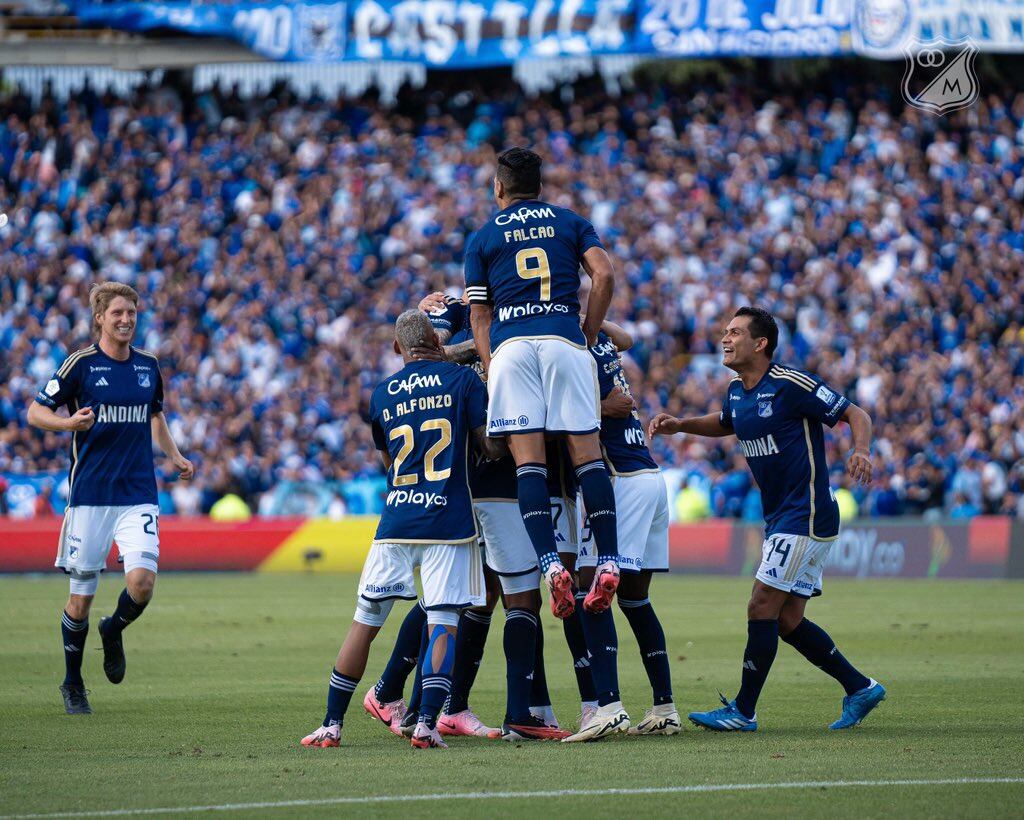 Los jugadores de Millonarios celebran la anotación de Danovis Banguero / Twitter: @MillosFCOficial.