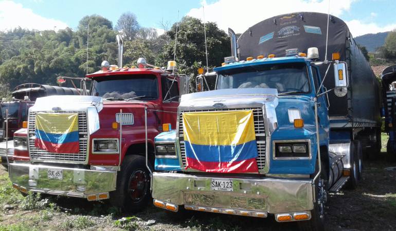 Los transportadores tienen su vehículos parqueados a lado y lado de la carretera antes de ascender a La Línea.