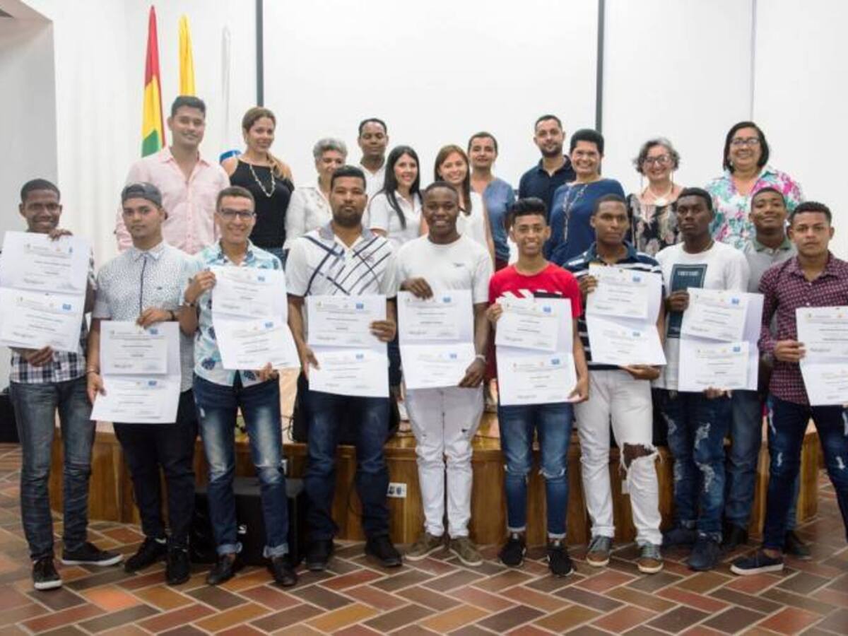 Mayor de Bolívar entrega a Cartagena 32 nuevos jardineros y piscineros