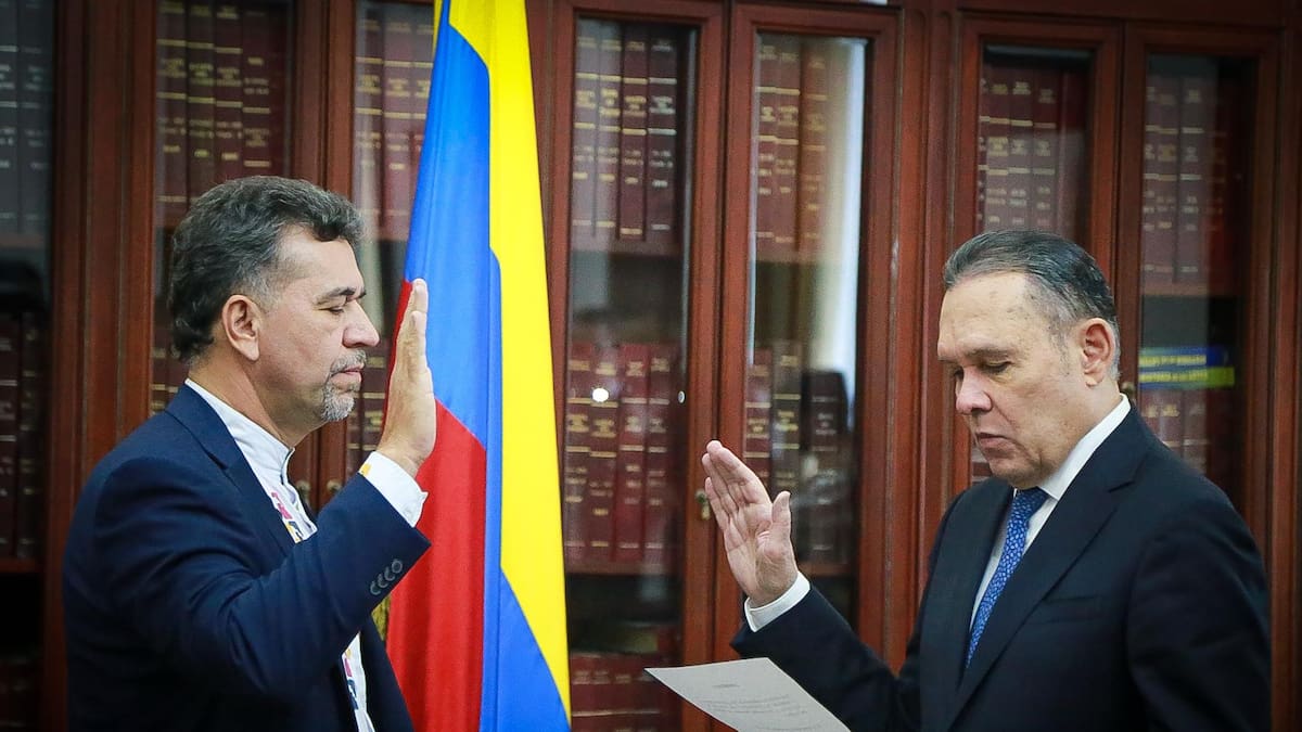 León Fredy Muñoz se posesionó como senador y confirma que será “un soldado más” del Gobierno Petro