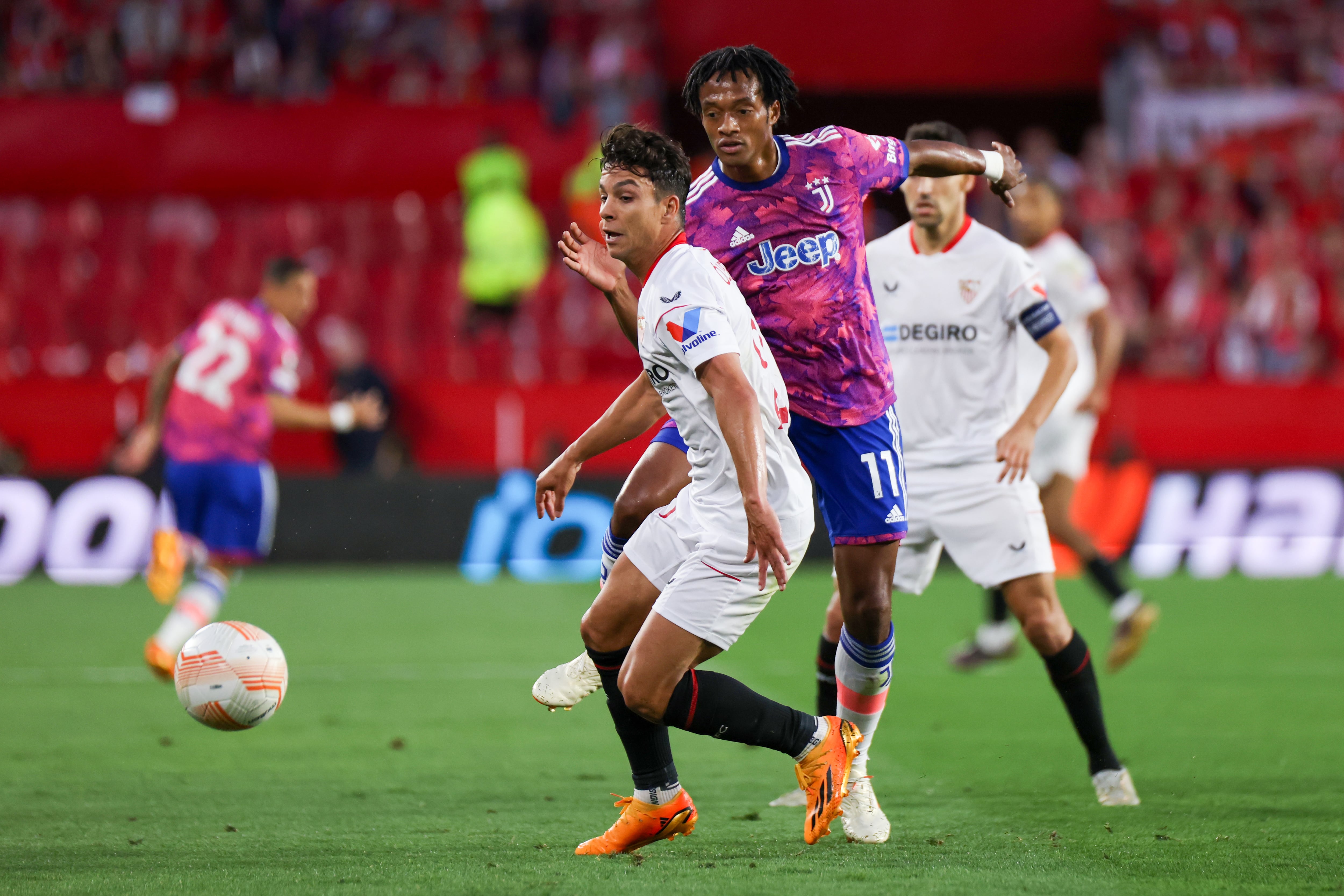 Oliver Torres y Juan Cuadrado of en la Europa League. (Photo by MB Media/Getty Images)