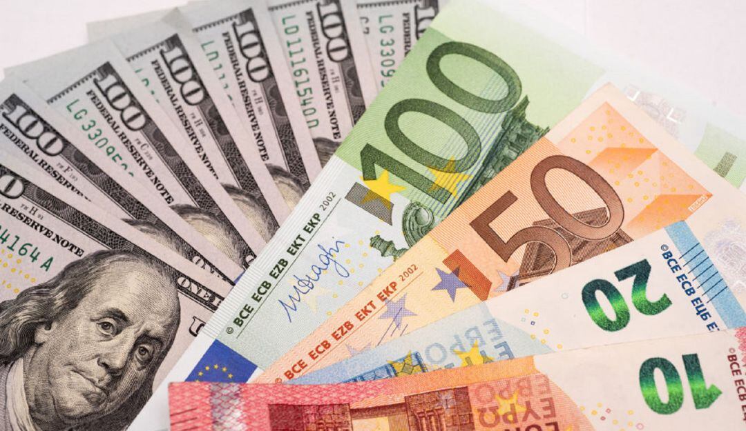 Euro y dólar estadounidense. 