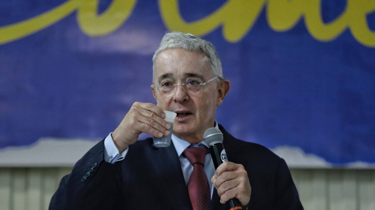 La puya de Álvaro Uribe al presidente Petro por crisis de EPS
