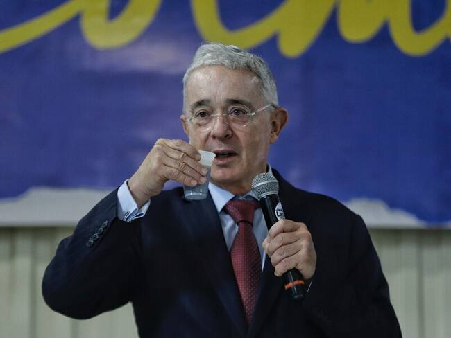 La puya de Álvaro Uribe al presidente Petro por crisis de EPS