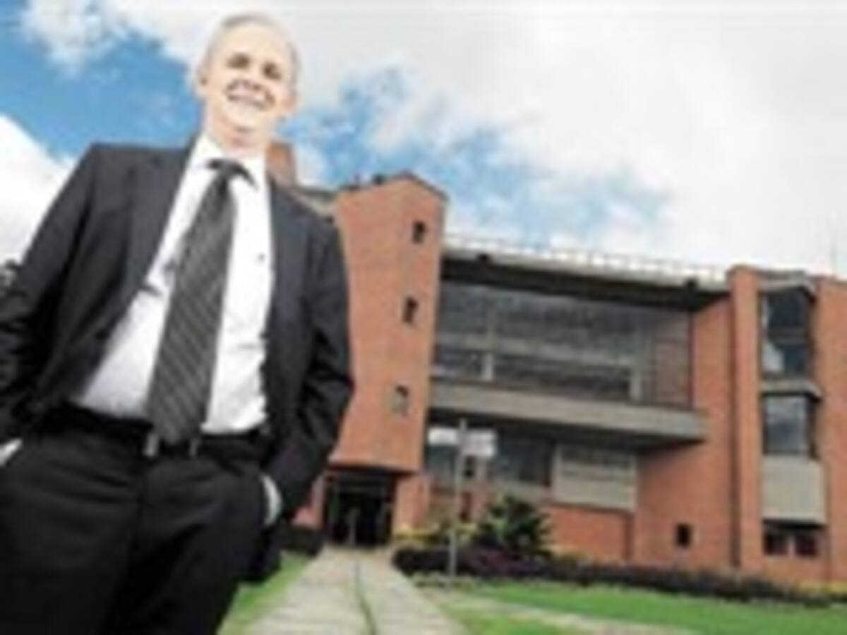 Rector de la Universidad de la Sabana, Obdulio Velásquez, anuncia regreso a clases tras emergencia invernal