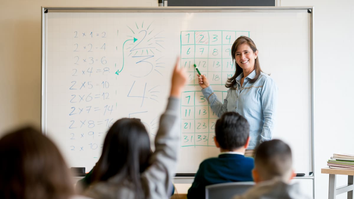 Bogotá limita el uso de celulares en colegios para proteger el aprendizaje y la convivencia escolar