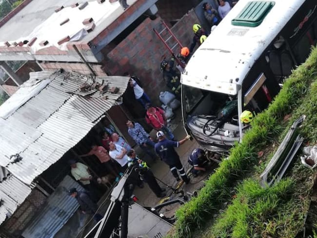 29 lesionados dejó volcamiento de bus en Medellín