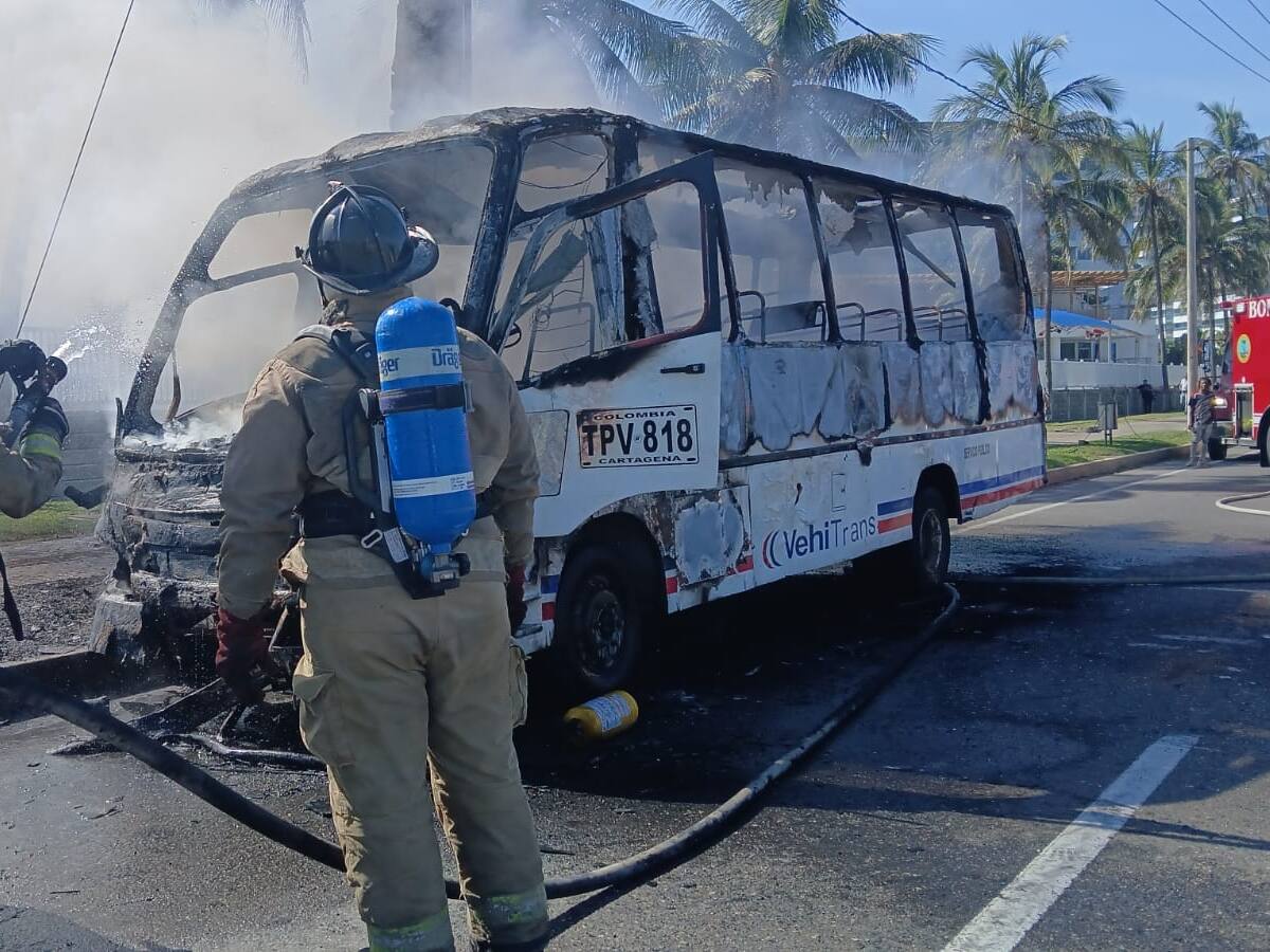 Buseta de Vehitrans resultó incinerada en zona norte de Cartagena