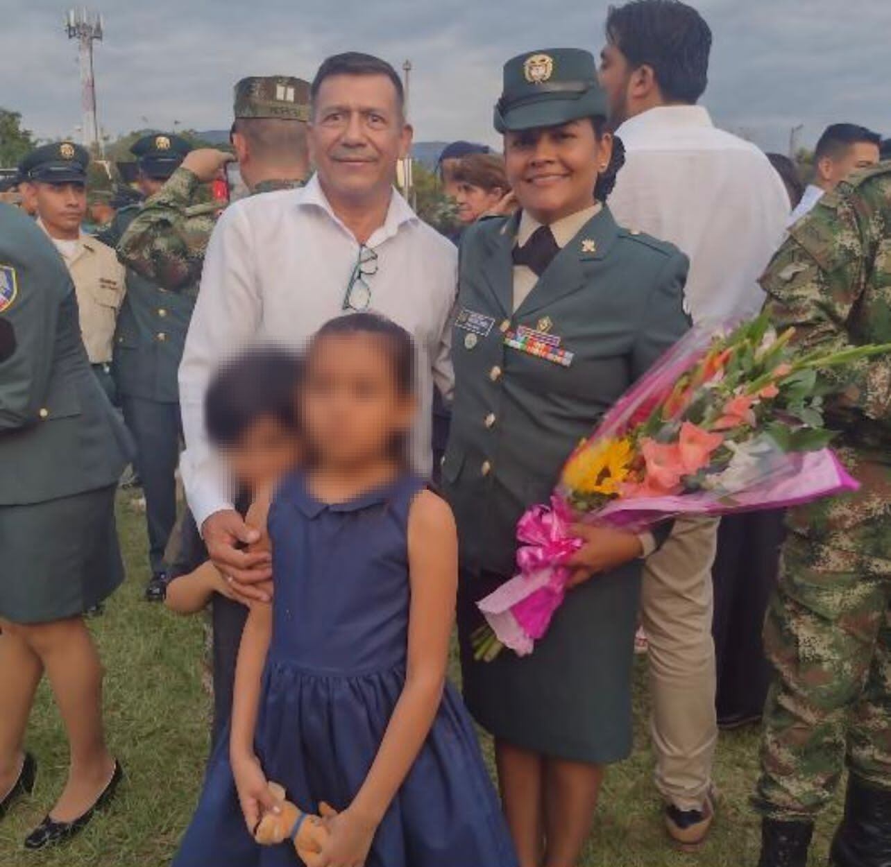 Sargento segundo Ghislaine Karina Ramírez y sus dos hijos menores de edad. Foto: Cortesía.