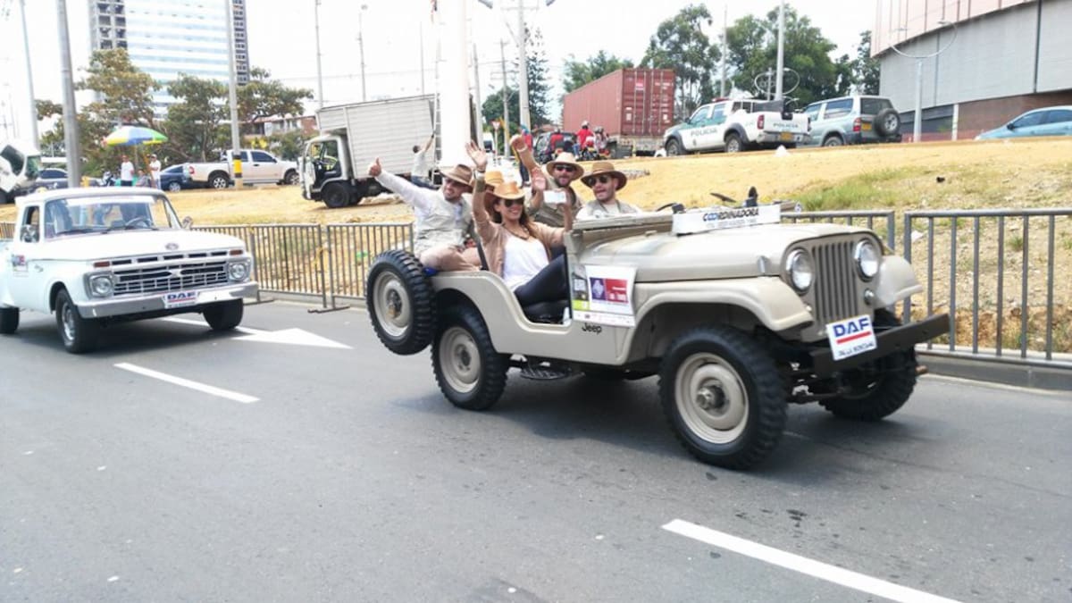 Familias tradicionales de la región siempre hacen presencia durante el desfile previo al día de su clausura.