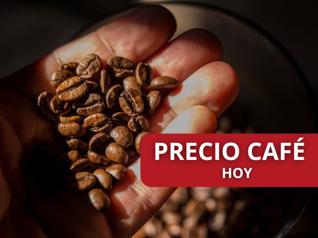 Precio de Café // La mano de una persona con granos de café // Getty Images