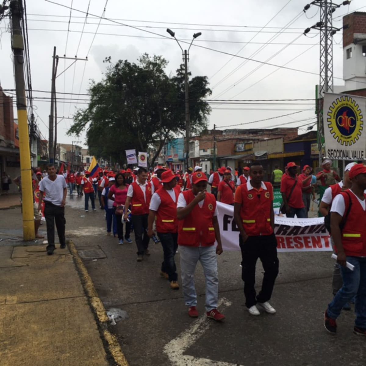 Los sindicatos caleños también se hicieron presentes en las marchas. Banderas, pancartas y consignas se tomaron las calles de la capital del Valle del Cauca.