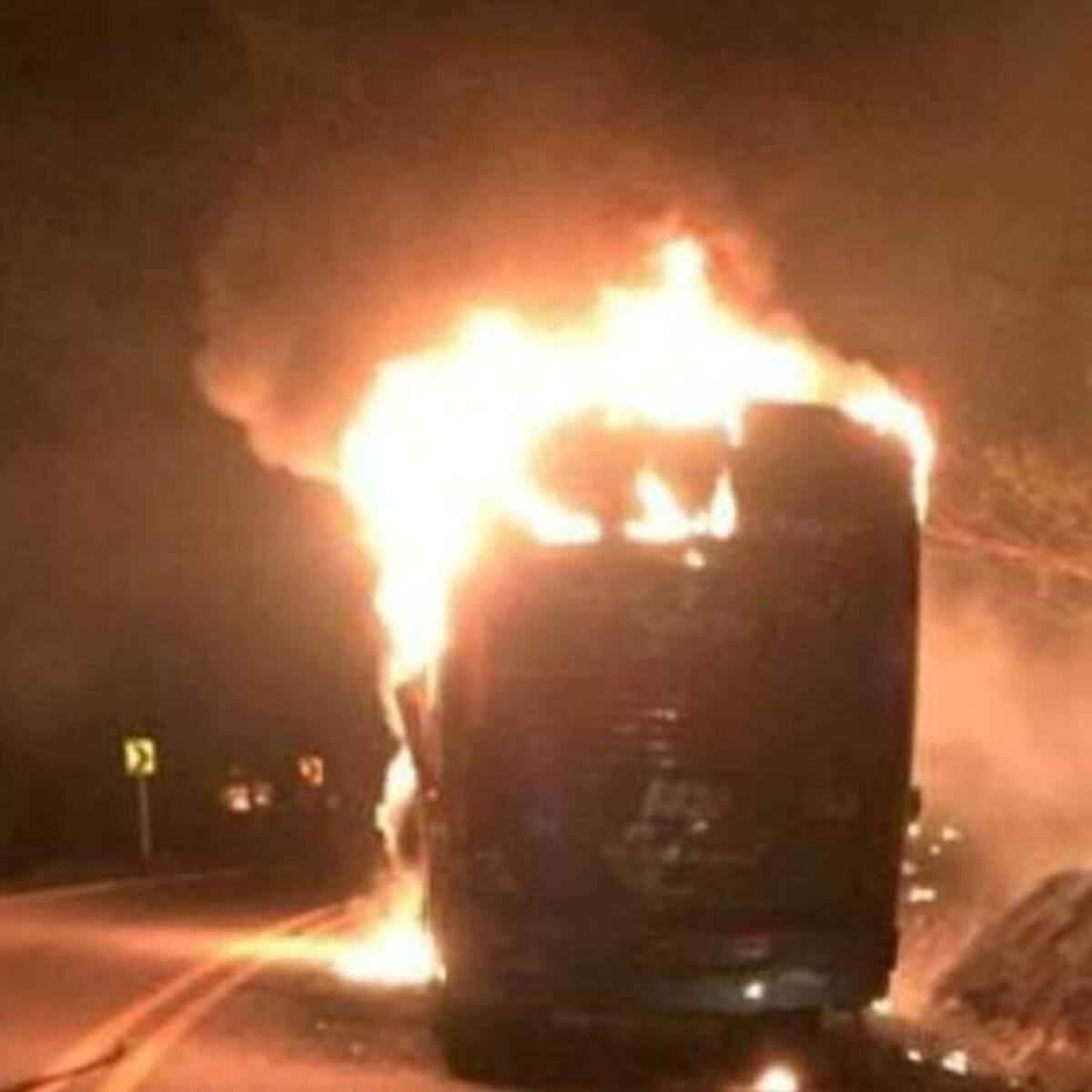 Asocaña denuncia que quemaron y atacaron bus que transportaba niños de escuela de fútbol en Jamundí
