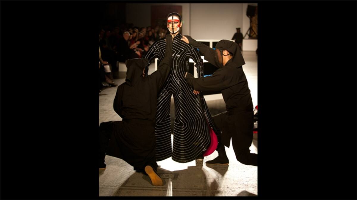 Yamamoto se hizo famoso por las creaciones extravagantes que realizó para la gira de David Bowie, Aladdin Sane, en 1973.