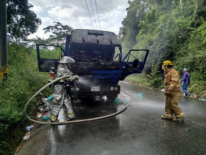Vehículo fue incinerado en la vía a Chinácota. / Foto: Cortesía.