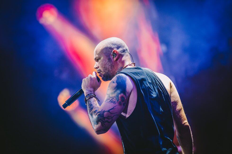 Calle 13 también hizo parte de la diversión con “El Aguante”, “Atrévete”, Latinoamérica, entre otros temas que son emblemas de la carrera de este artista, que no desaprovecho la oportunidad para arremeter contra parte de la industria musical… con “Calma Pueblo”.