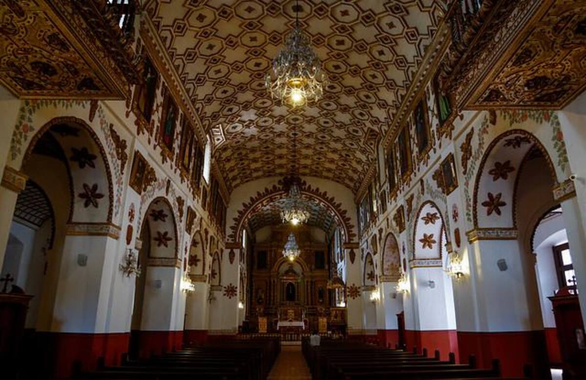 Imágenes de algunas de los principales templos e iglésias cátolicas de Bogotá, donde los fieles se reúnen a conmemorar la pasión de Cristo.