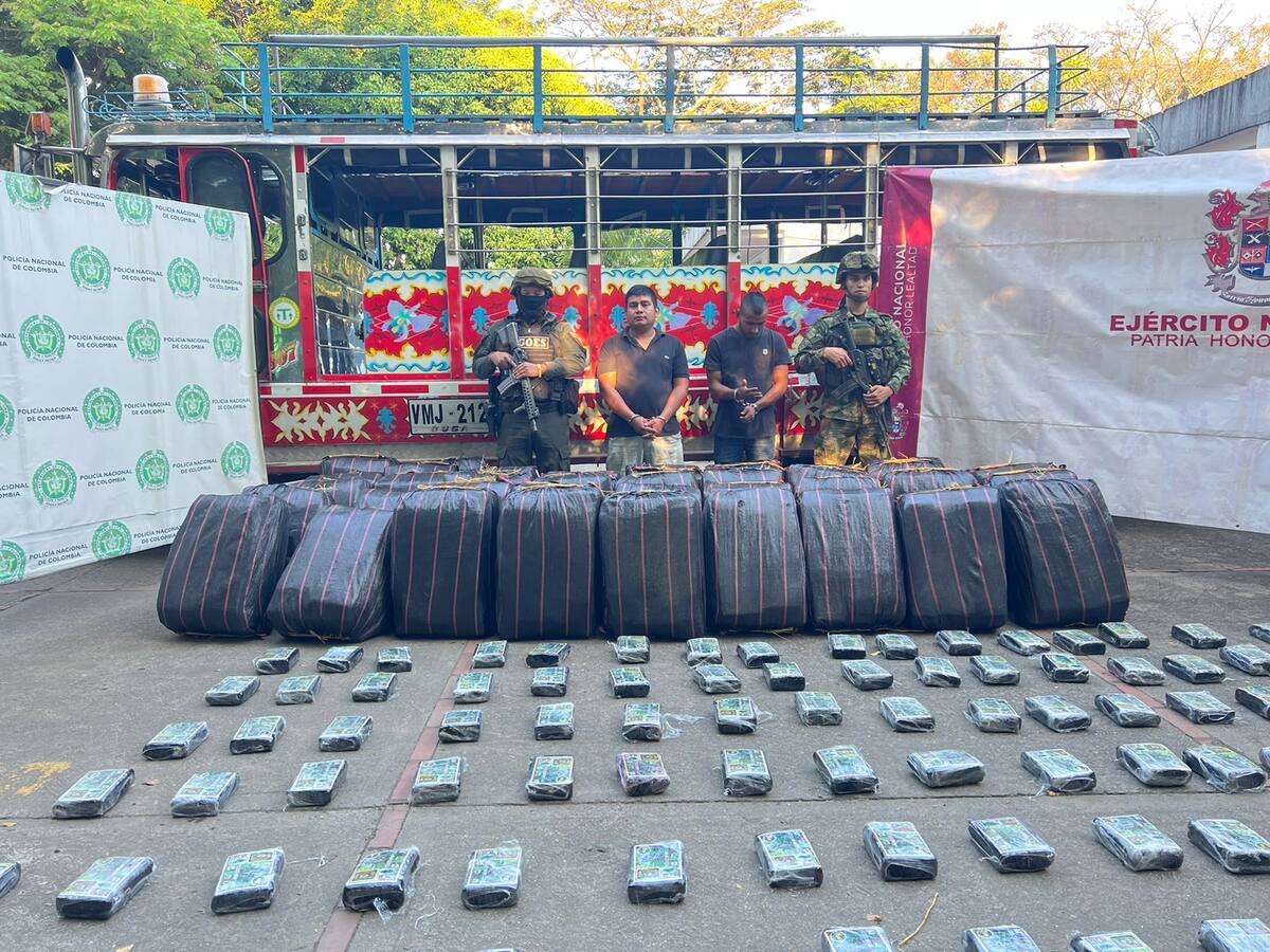 En una ‘chiva’, Policía y Ejército hallaron una tonelada de marihuana en el Cauca