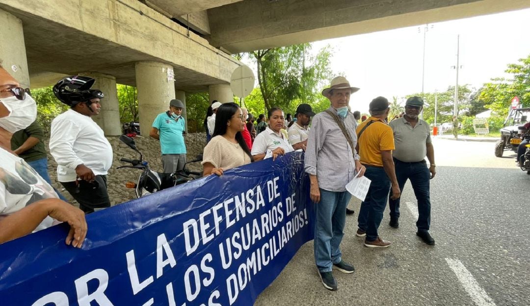 Cerca de 100 personas llevaron a cabo una protesta en las afueras del Congreso Nacional de Servicios Públicos