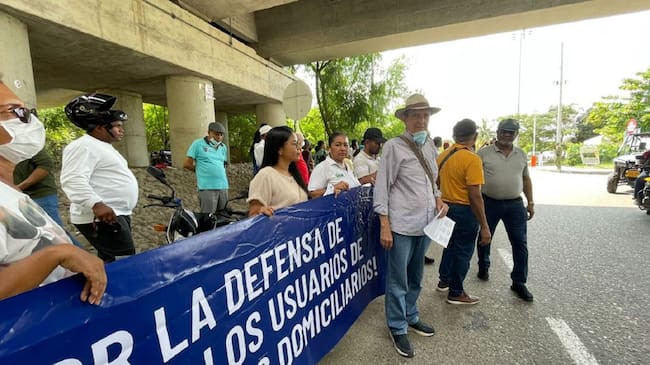 Cerca de 100 personas llevaron a cabo una protesta en las afueras del Congreso Nacional de Servicios Públicos