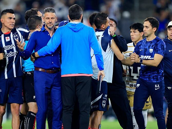 Efraín Juárez vs. Martín Demichelis. (Photo by Hugo Rivera/Jam Media/Getty Images)